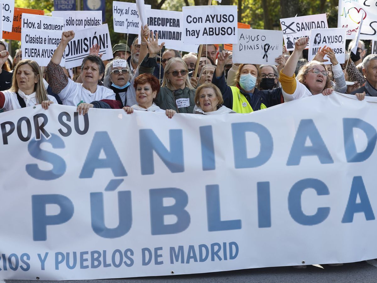 Foto: Momento de la manifestación convocada en Madrid en defensa de la sanidad pública. (EFE/Chema Moya)