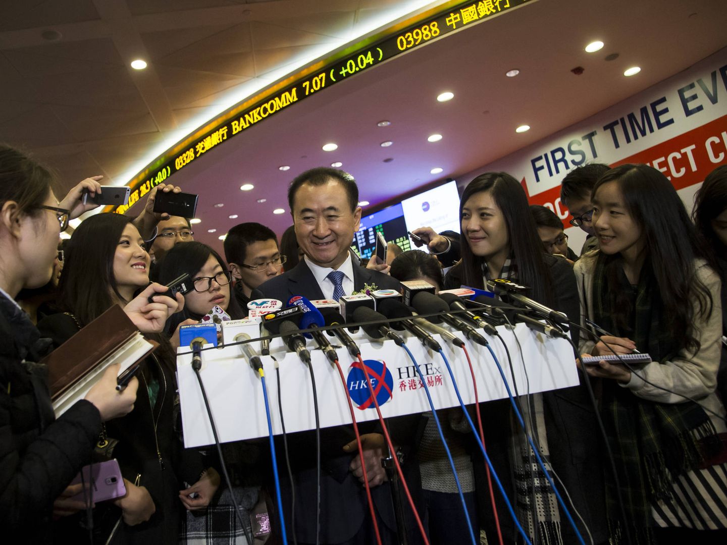 Wang Jianlin, propietario de Wanda, habla ante los medios en Hong Kong. (Reuters)