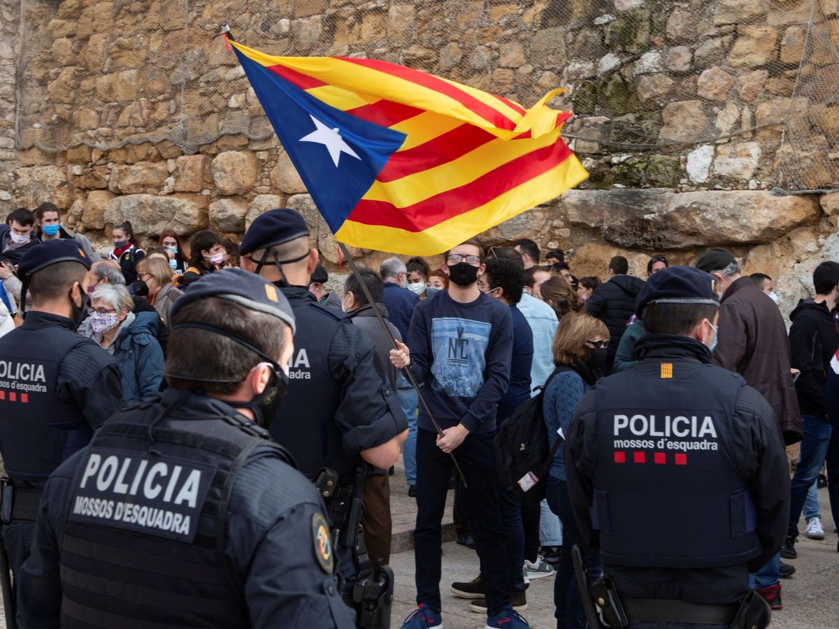 Foto: Grupos de independentistas se manifiestan contra el mitin que Vox organizó en Tarragona el pasado 6 de febrero. (EFE)
