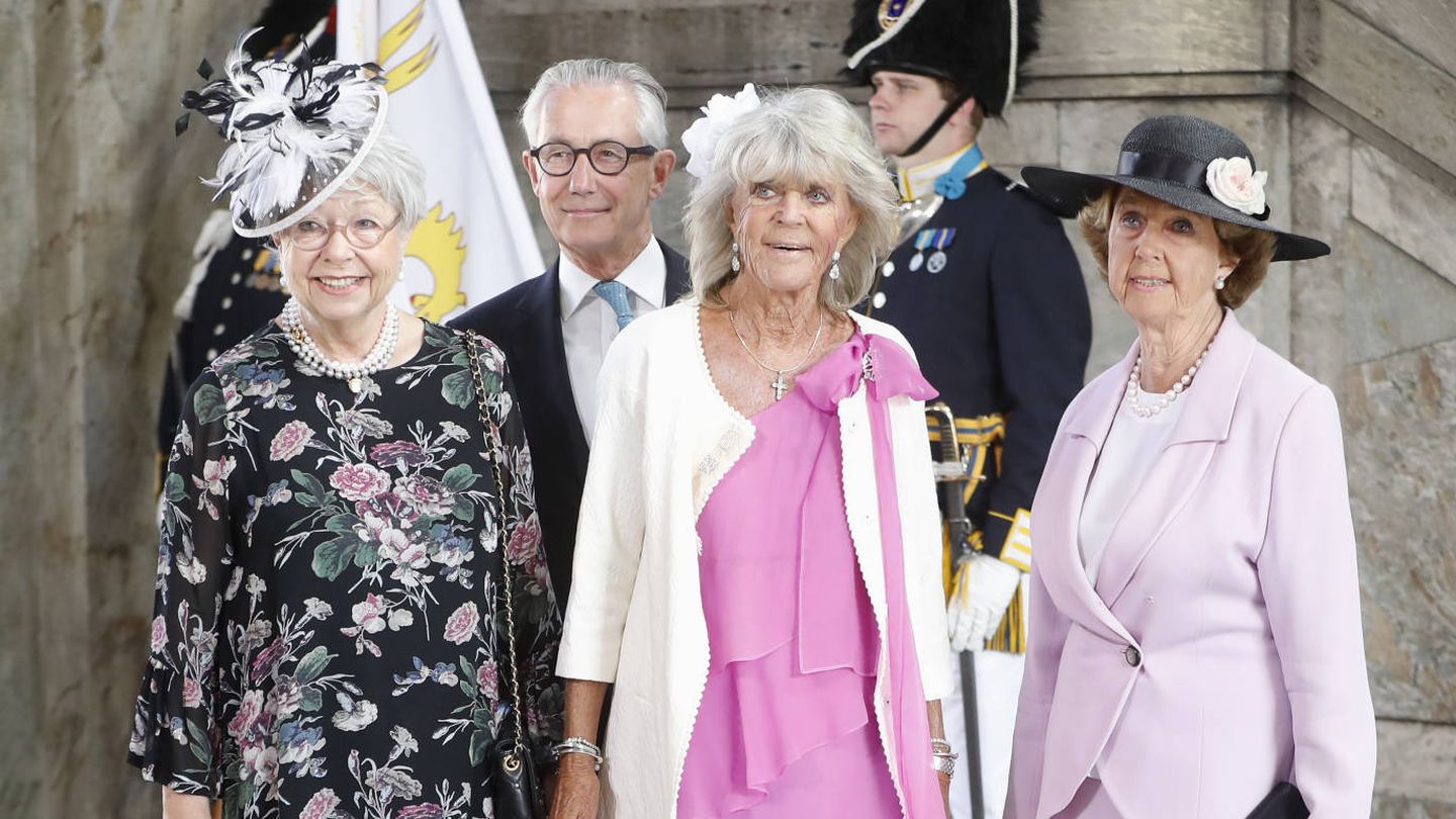 La princesa Cristina de Suecia junto a sus hermanas Désirée y Brígida. Junto a ellas, Tord Magnuson. (Getty) 