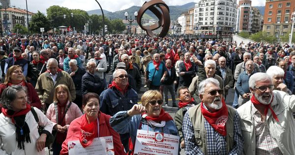 Foto: Manifestación por unas pensiones "dignas" en Bilbao. (EFE)