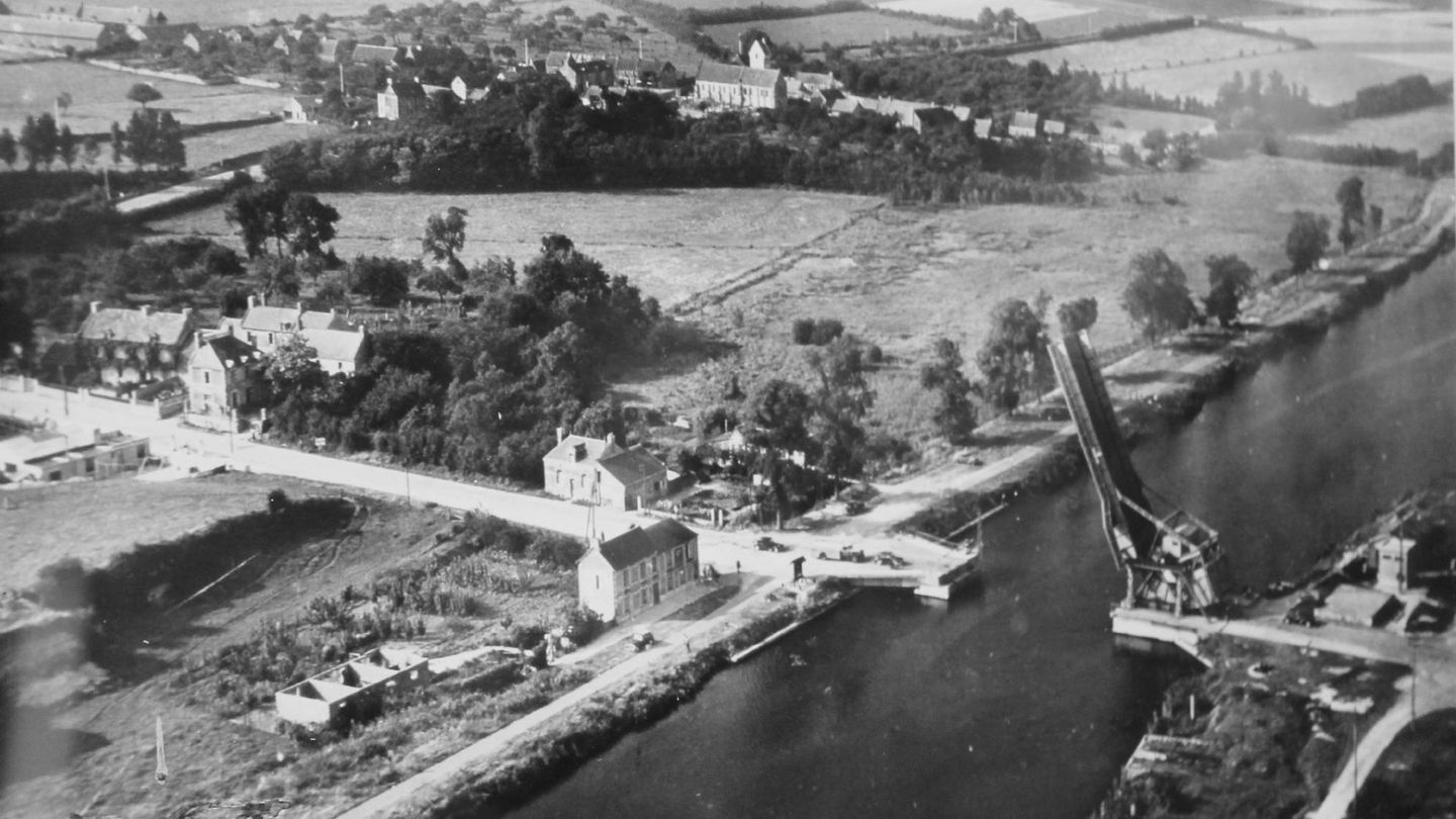 Fotografía aérea del puente Pegaso. A la derecha junto al canal, la zona de aterrizaje de Howard. En la otra margen el Café Gondrée. (Imperial War Museum)
