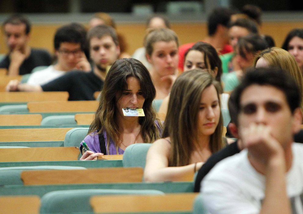 Foto: Varios estudiantes esperan en un aula de la Universidad Pompeu Fabra (UPF) de Barcelona. (EFE)
