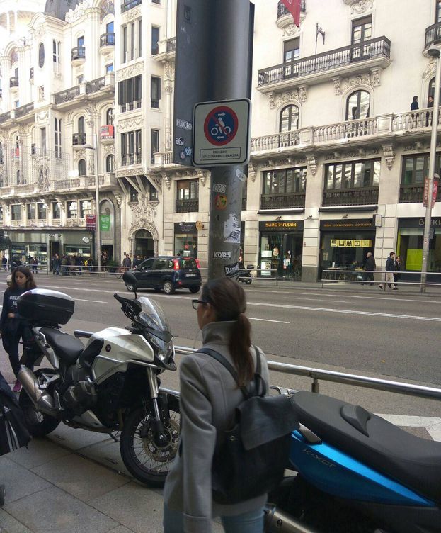 Foto: Una de las señales puestas por el Ayuntamiento de Madrid en la Gran Vía.