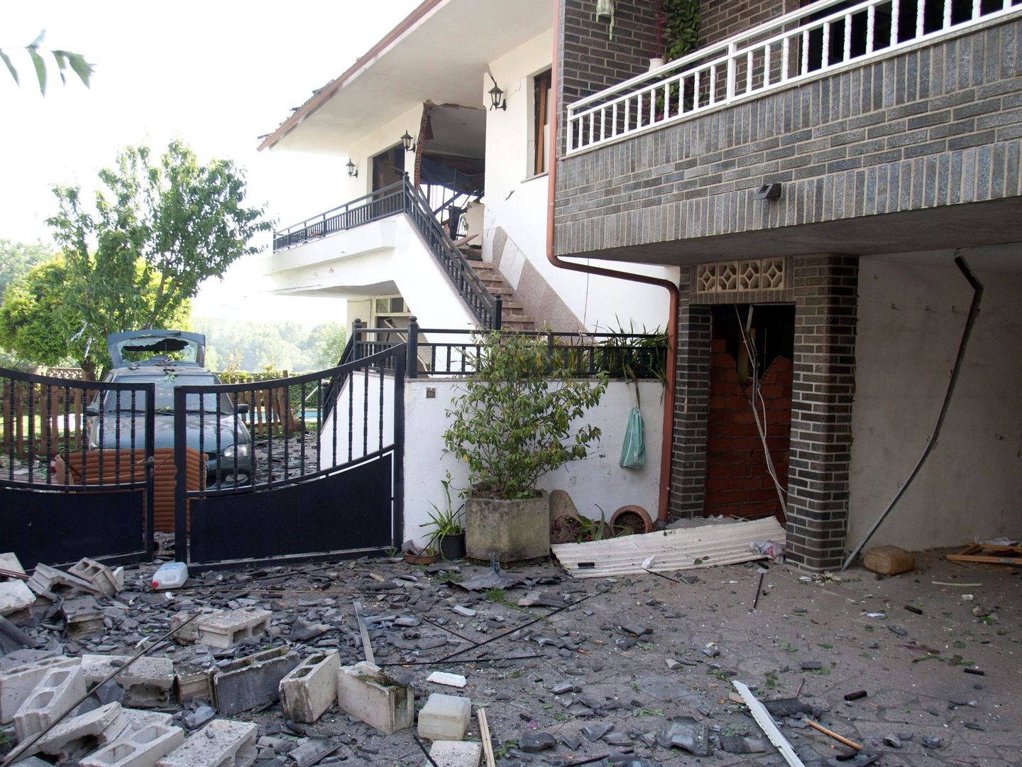 Varias casas dañadas debido a la explosión. (EFE)
