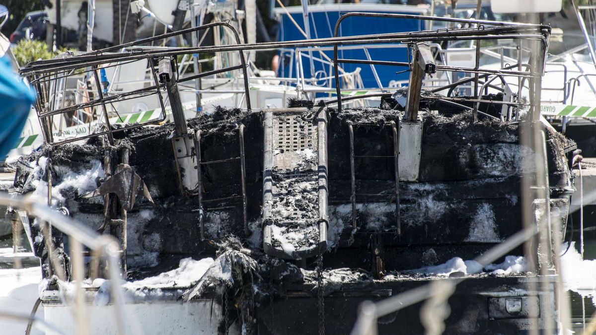 Un incendio en el Club Náutico de Camariñas (A Coruña) afecta a dos embarcaciones