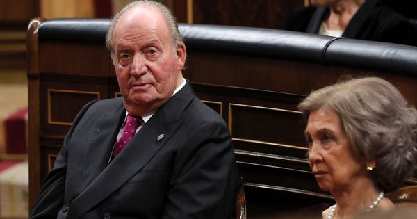 Foto: El rey Juan Carlos, junto a la reina Sofía. (EFE)