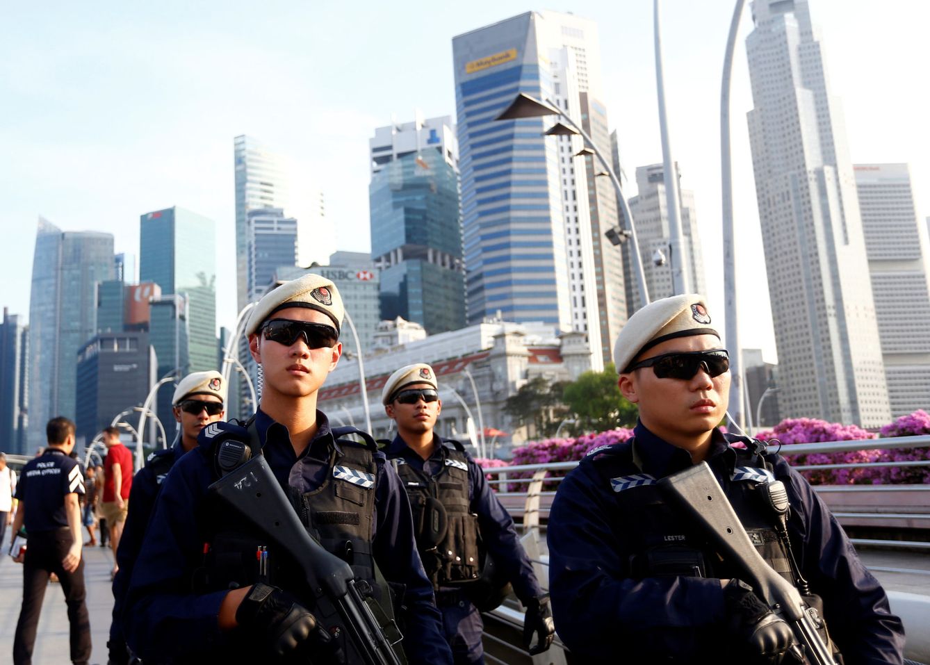 Policías patrullan el Puente Esplanade en Singapur, el 10 de junio de 2018. (Reuters)