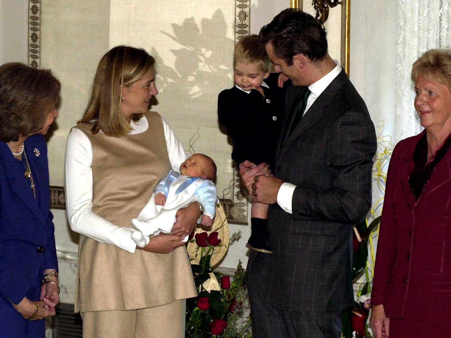 La reina Sofía, la infanta Cristina, Iñaki Urdangarin y Claire Liebaert, junto a varios de los niños del matrimonio. 