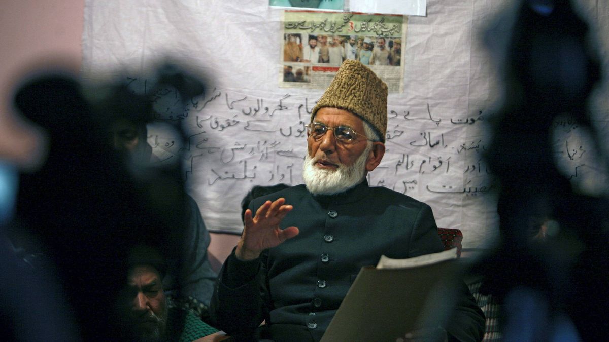India despliega las tropas y suspende internet en Cachemira tras la muerte de un líder separatista