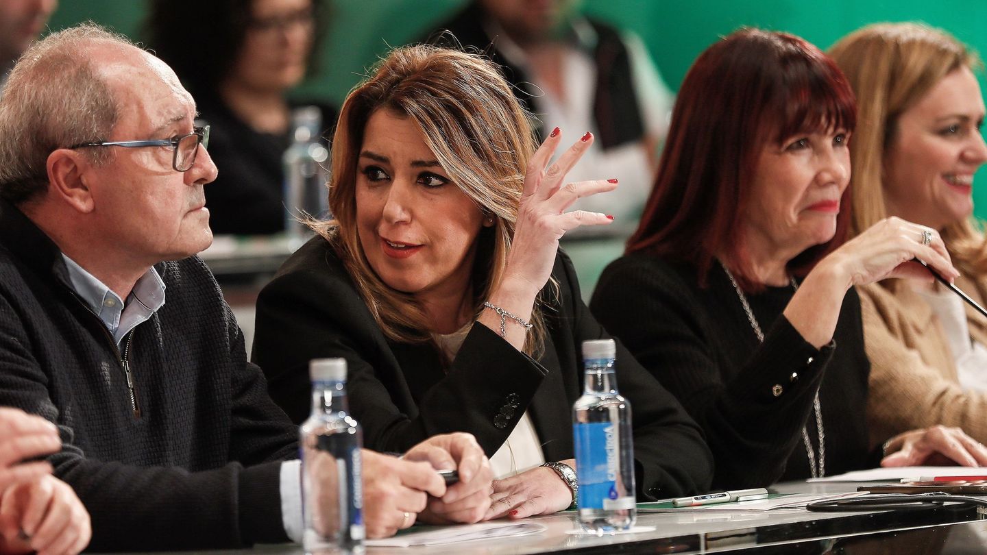 Susana Díaz conversa con el secretario de Organización del PSOE-A, Juan Cornejo. (EFE)
