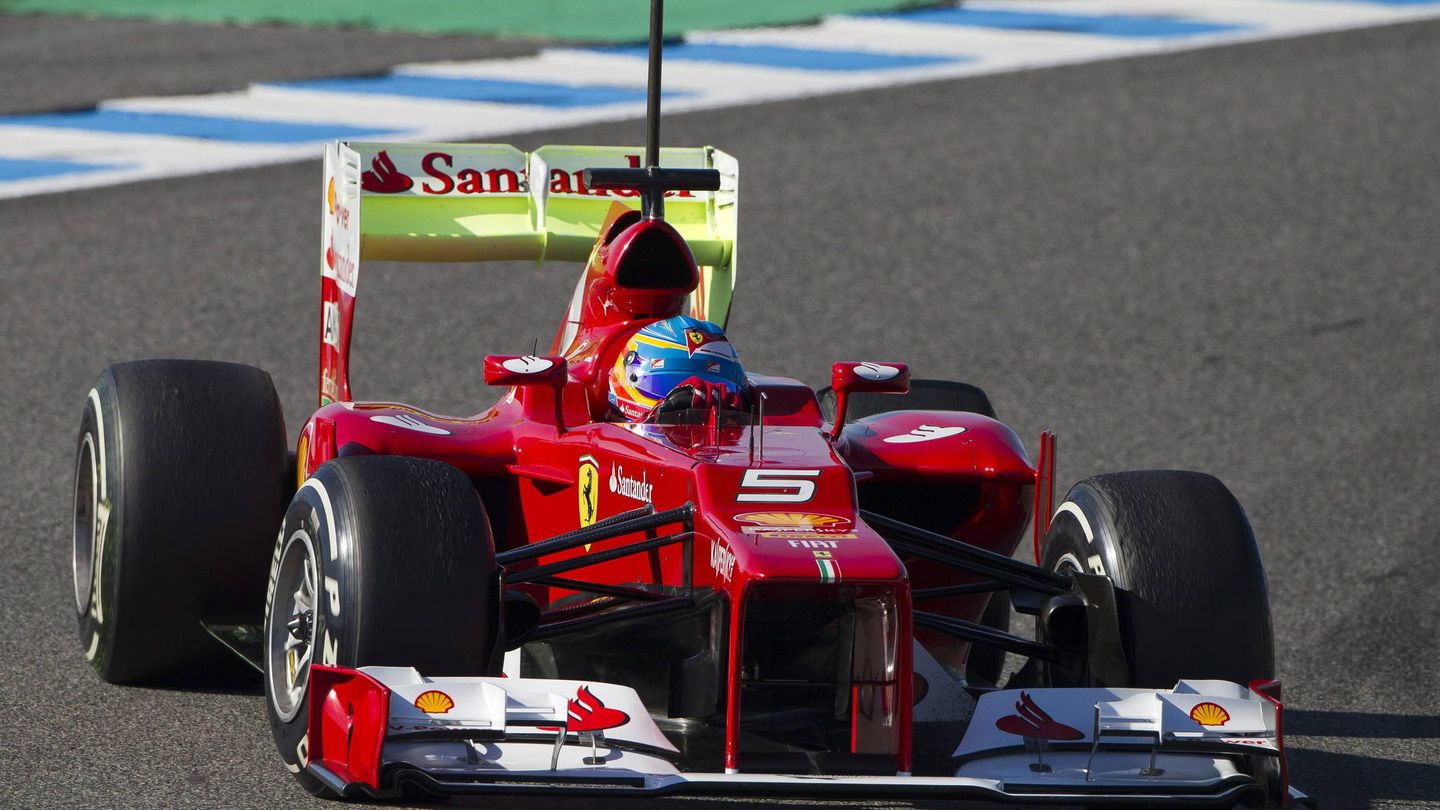 Nada más empezar a rodar en Jerez, el F2012 mostró enormes carencias. (EFE/Julio Muñoz)