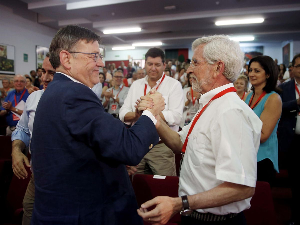 Foto: Ximo Puig y Joan Lerma se saludan, en una imagen de 2015. (EFE/Kai Försterling)