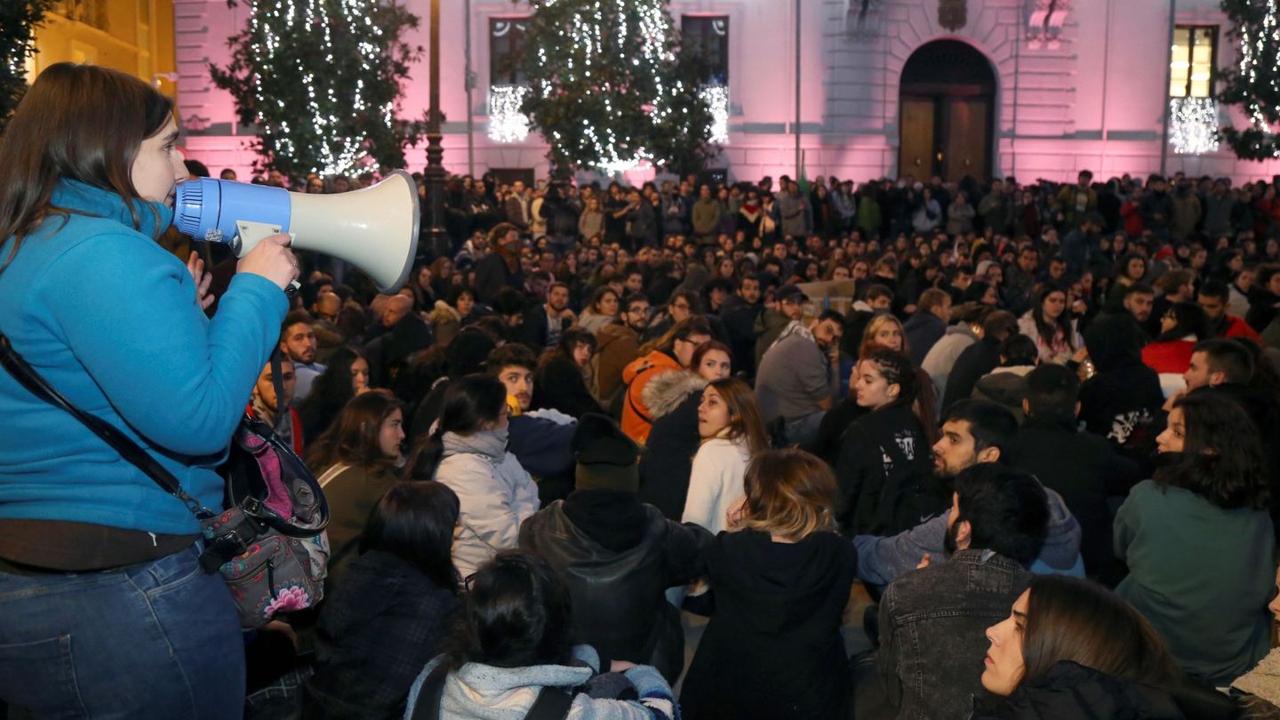 Acampada-protesta en la Plaza del Carmen, frente al Ayuntamiento de Granada. (EFE)