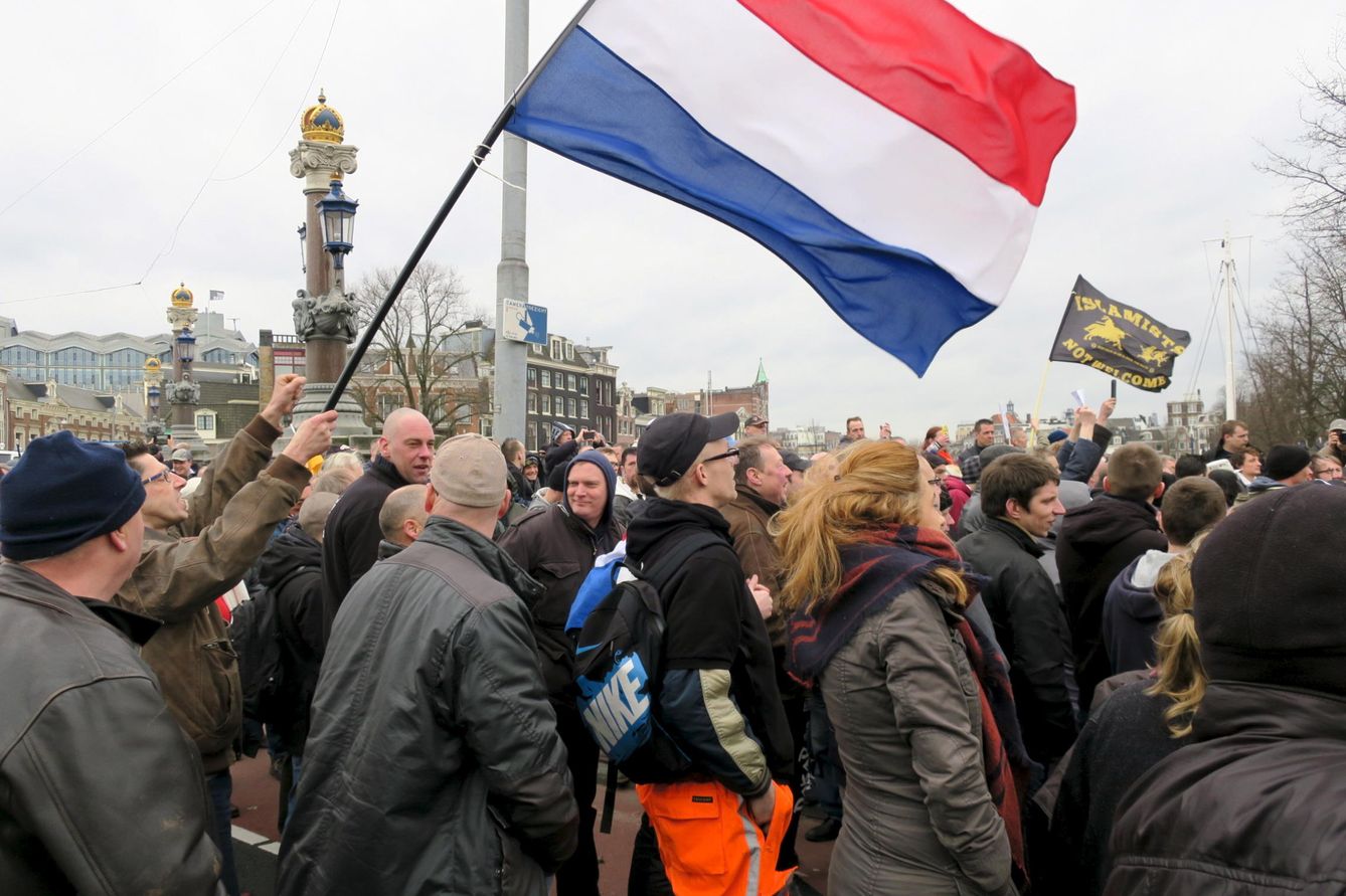 Holandeses de una facción del grupo islamofobo Pegida durante una marcha Ámsterdam (Reuters).