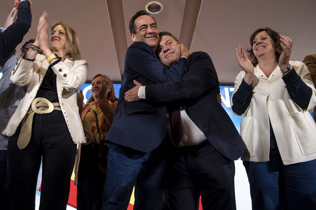 José Bono abraza a García Page. (EFE)