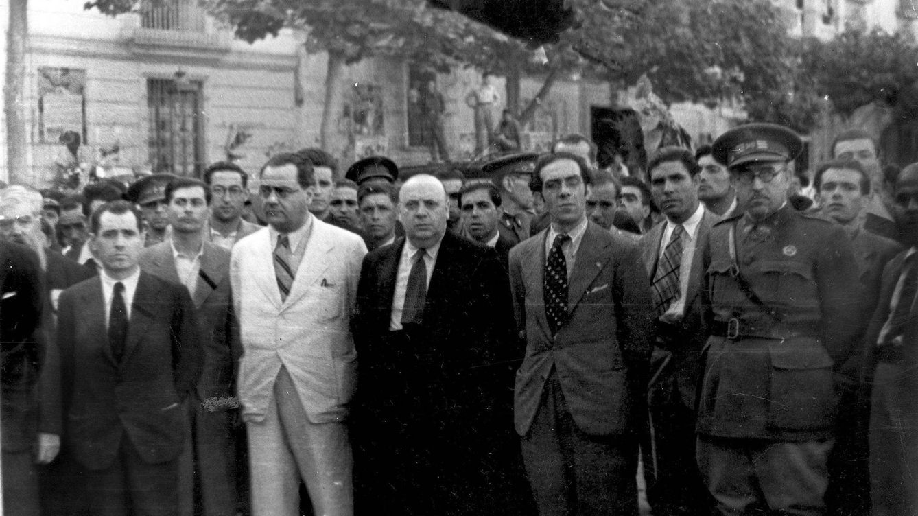 Foto: Juan Negrín, de blanco, e Indalecio Prieto, a la derecha. (EFE/archivo)