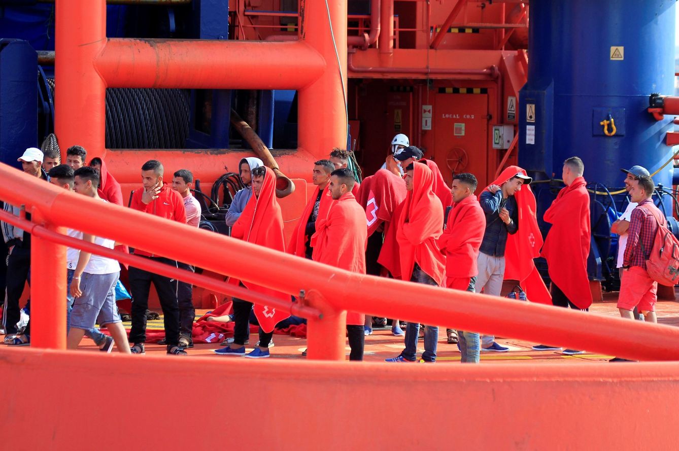 Llegada de los 38 inmigrantes rescatados por Salvamento Marítimo cuando navegaban en una patera por aguas del estrecho, al puerto de Algeciras. (EFE)