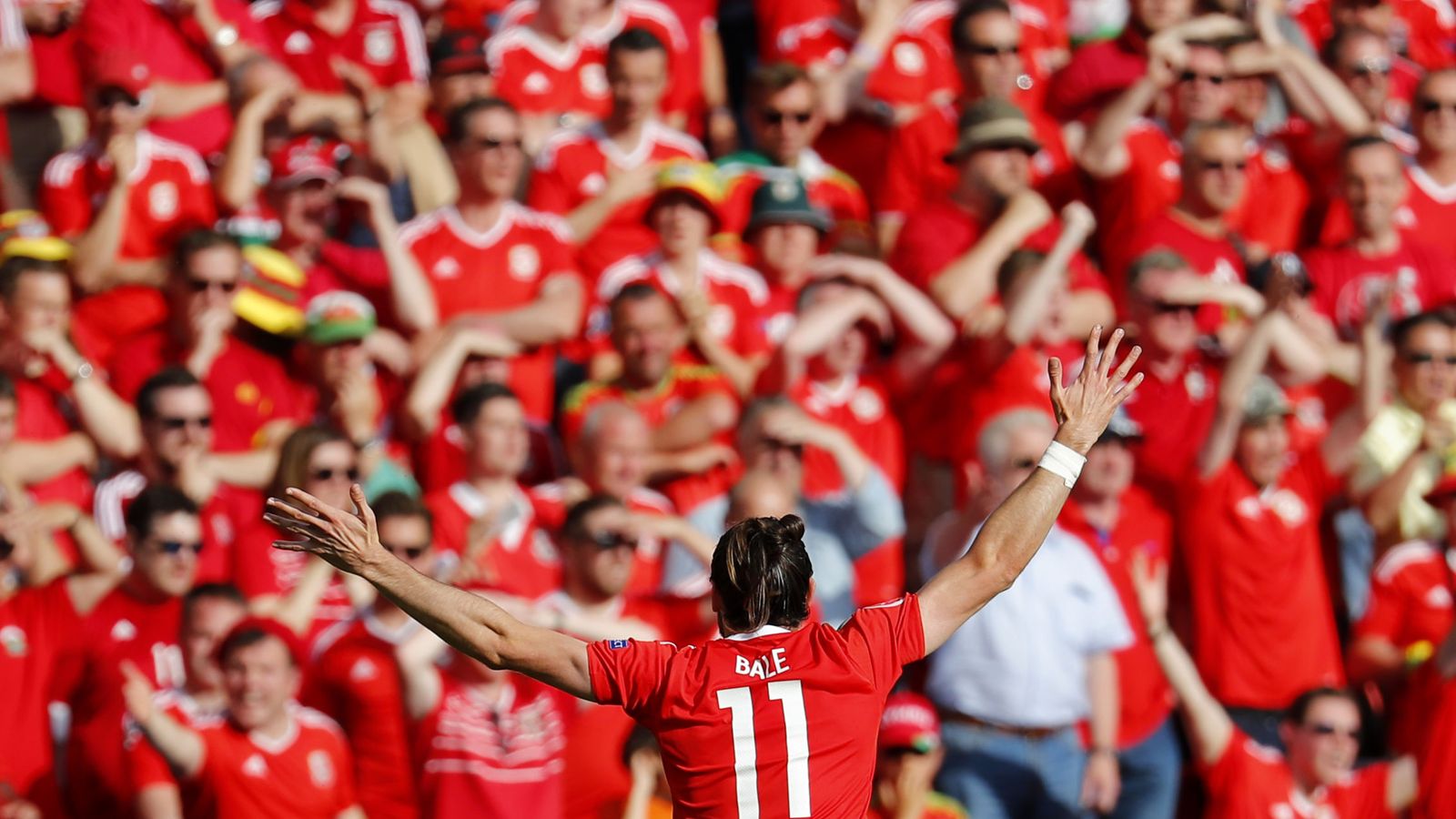 Foto: Bale celebra con aficionados de Gales el gol que acabó siendo definitivo (Reuters)