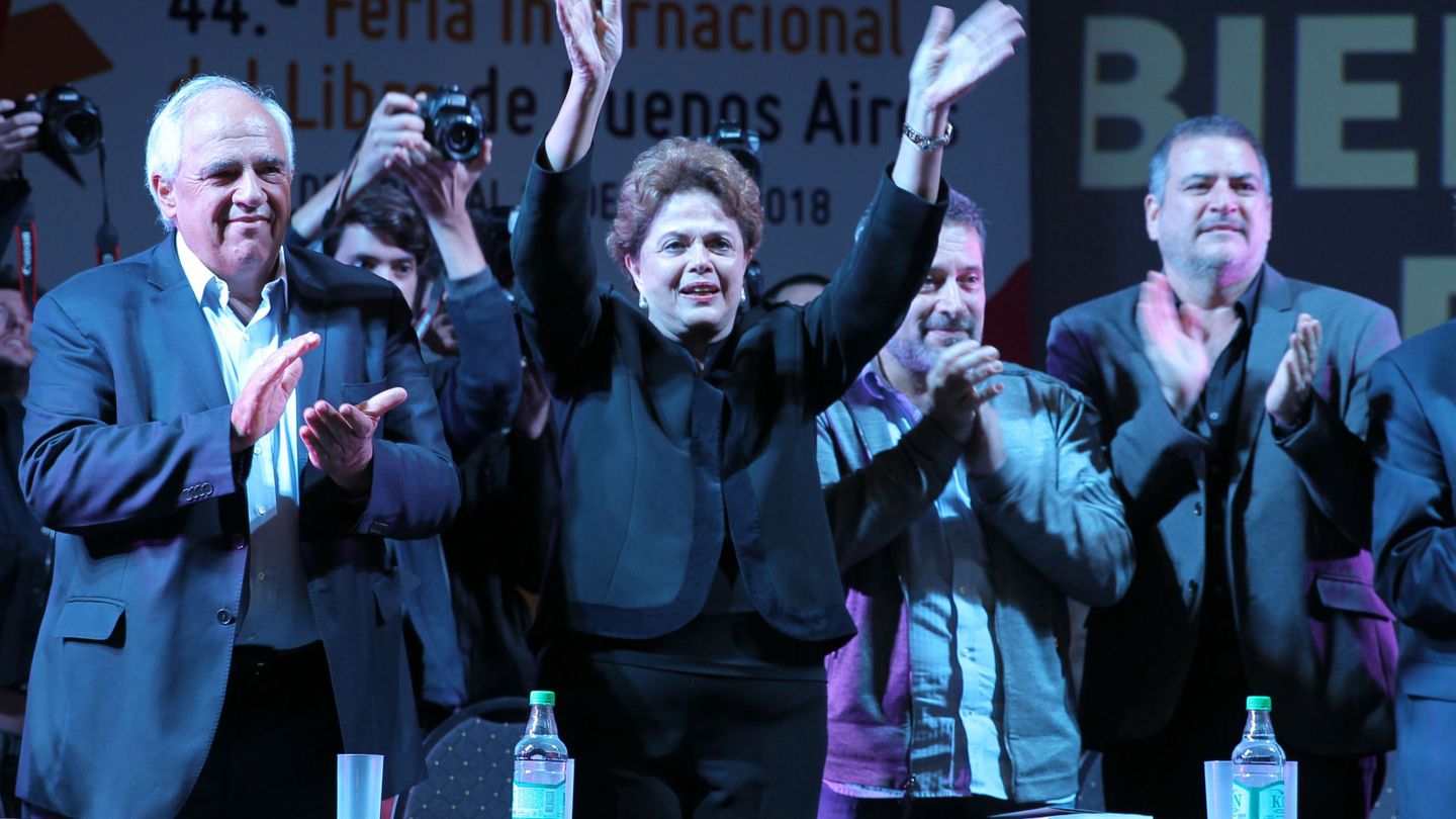 La expresidenta de Brasil Dilma Rousseff (2i) participa en un acto en Buenos Aires acompañada del expresidente colombiano Ernesto Samper (i) y Pablo Gentili (d). (EFE)