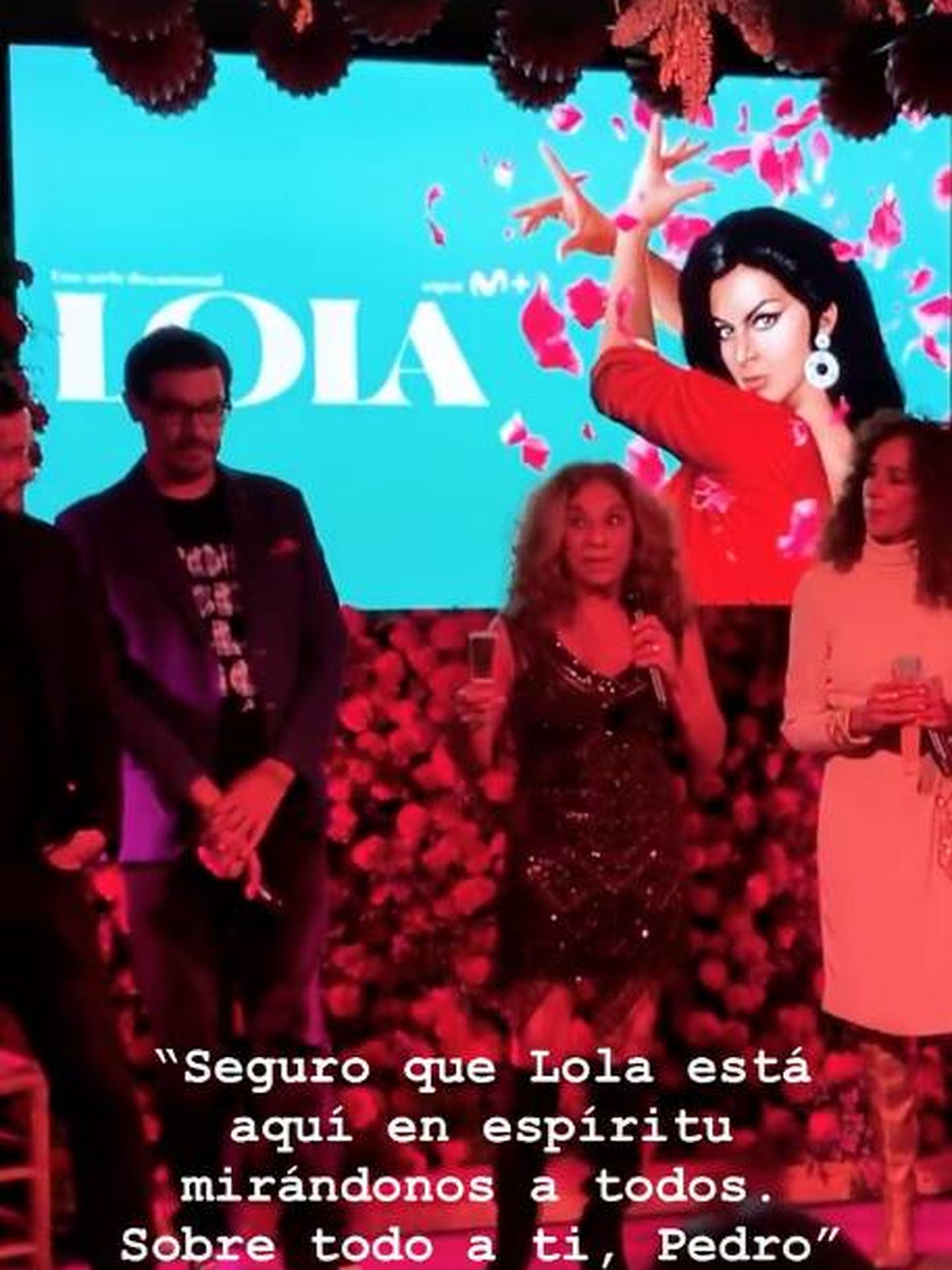Lolita, agradeciendo su presencia a Almodóvar. (Instagram @movistarplus)