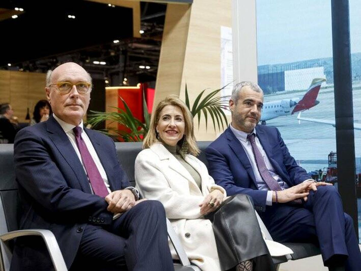 Foto: La ministra de transportes, Raquel Sánchez, junto al director de Aeropuertos, Javier Marín (i) y el presidente de Aena, Maurici Lucena (d). (EFE/Daniel González)