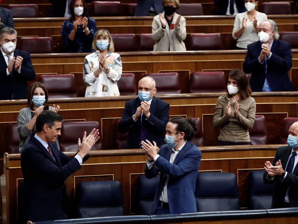 Foto: El presidente del Gobierno, Pedro Sánchez, es aplaudido por el vicepresidente segundo, Pablo Iglesias (d), y sus compañeros de partido tras su intervención en la moción de censura de Vox. (EFE)