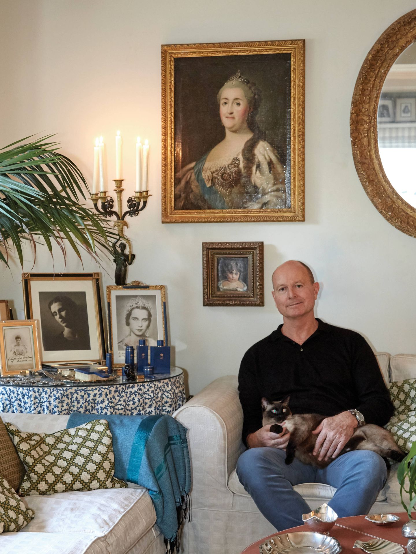 El príncipe Dimitri de Yugoslavia, en su casa de Nueva York, rodeado de retratos de sus antepasados. (Cortesía Rizzoli)