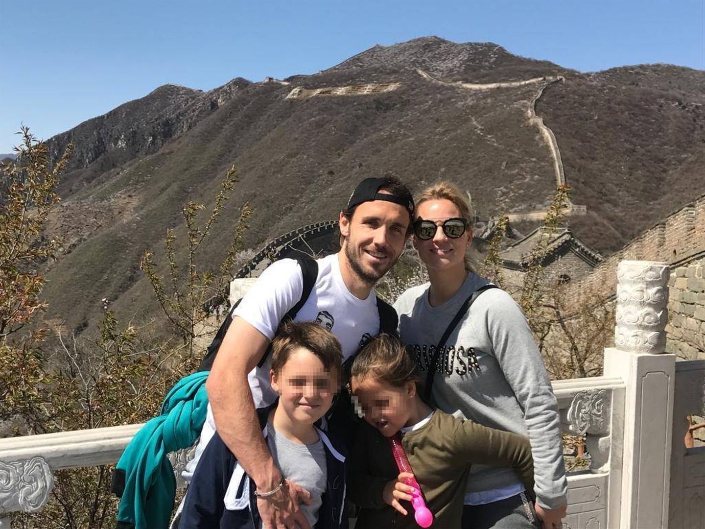 Joan Verdú y Nuria Vives en China con sus dos hijos.