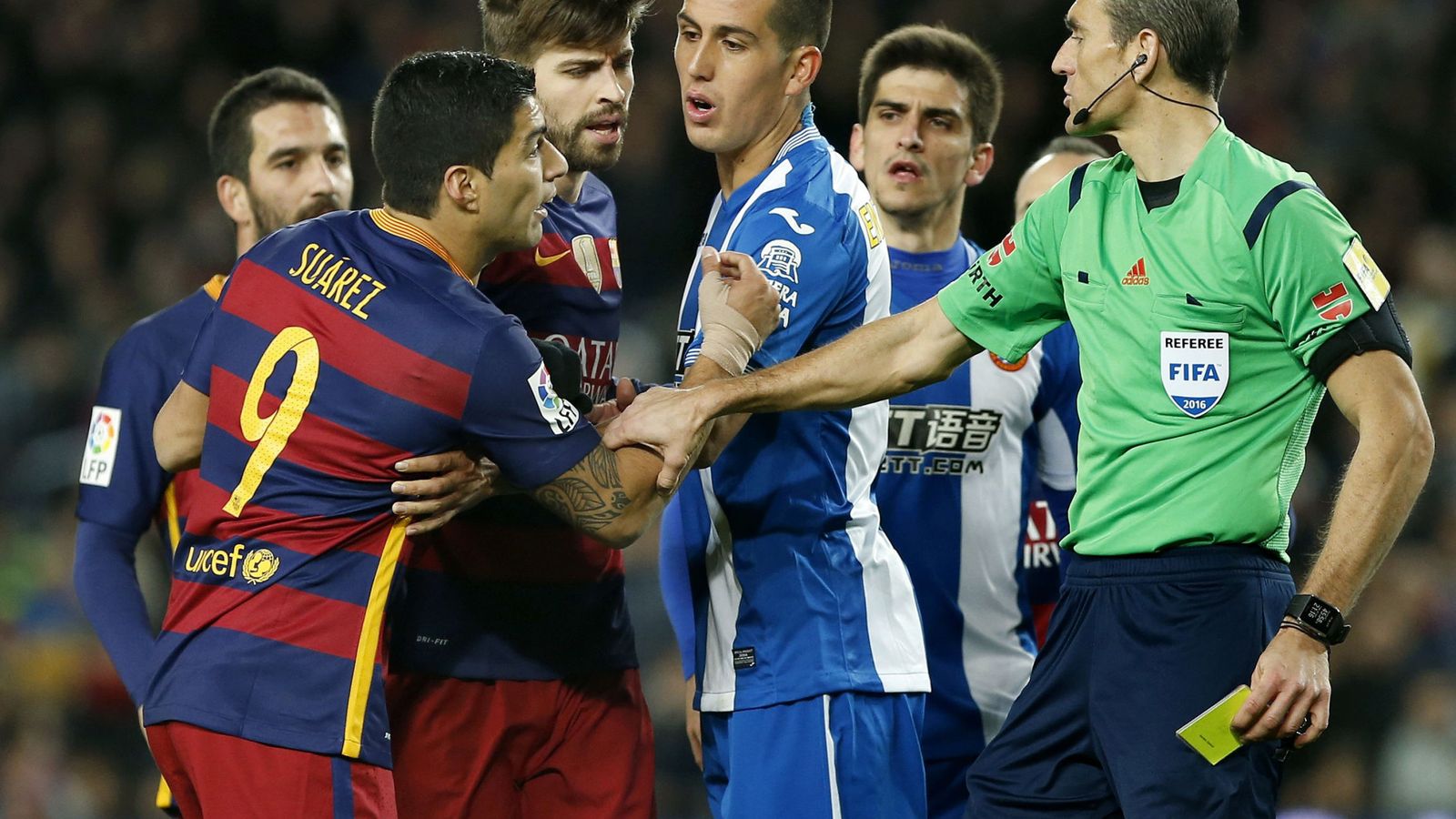 Foto: Imagen de uno de los numerosos encontronazos que hubo en el partido entre el Barcelona y el Espanyol (EFE)