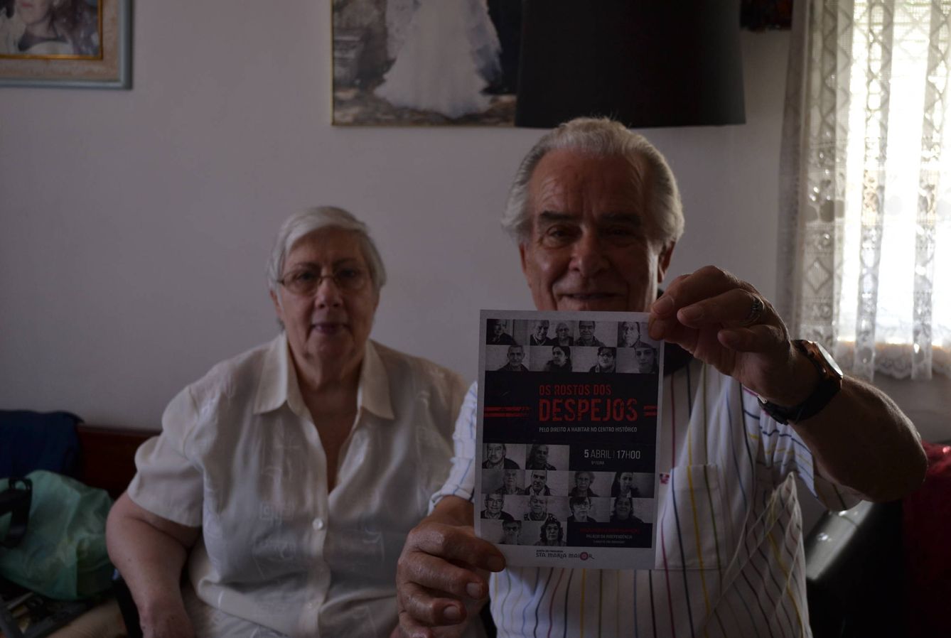 Eduardo y Natália Correia, con el cartel de la iniciativa 'Los rostros del desahucio'. (Lola Sánchez)