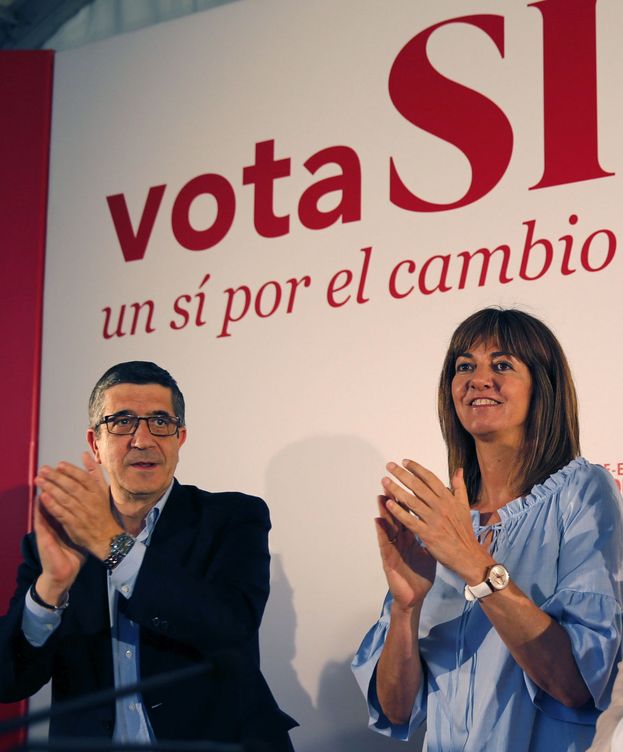 Foto: Patxi López, durante un mitin electoral junto a Idoia Mendia. (EFE)