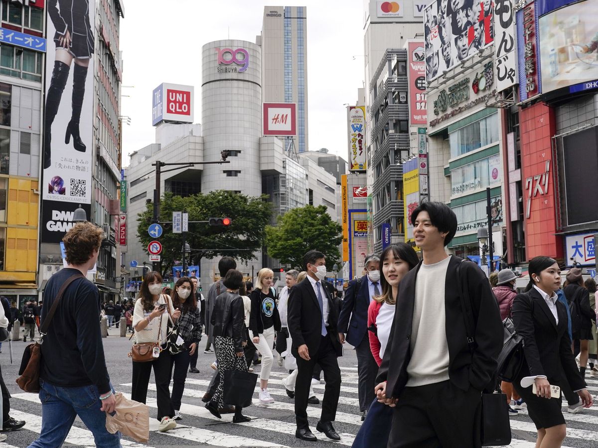 Foto: Peatones caminan por un paso de peatones en Shibuya, Tokio. ( EFE / Kimimasa Mayama)