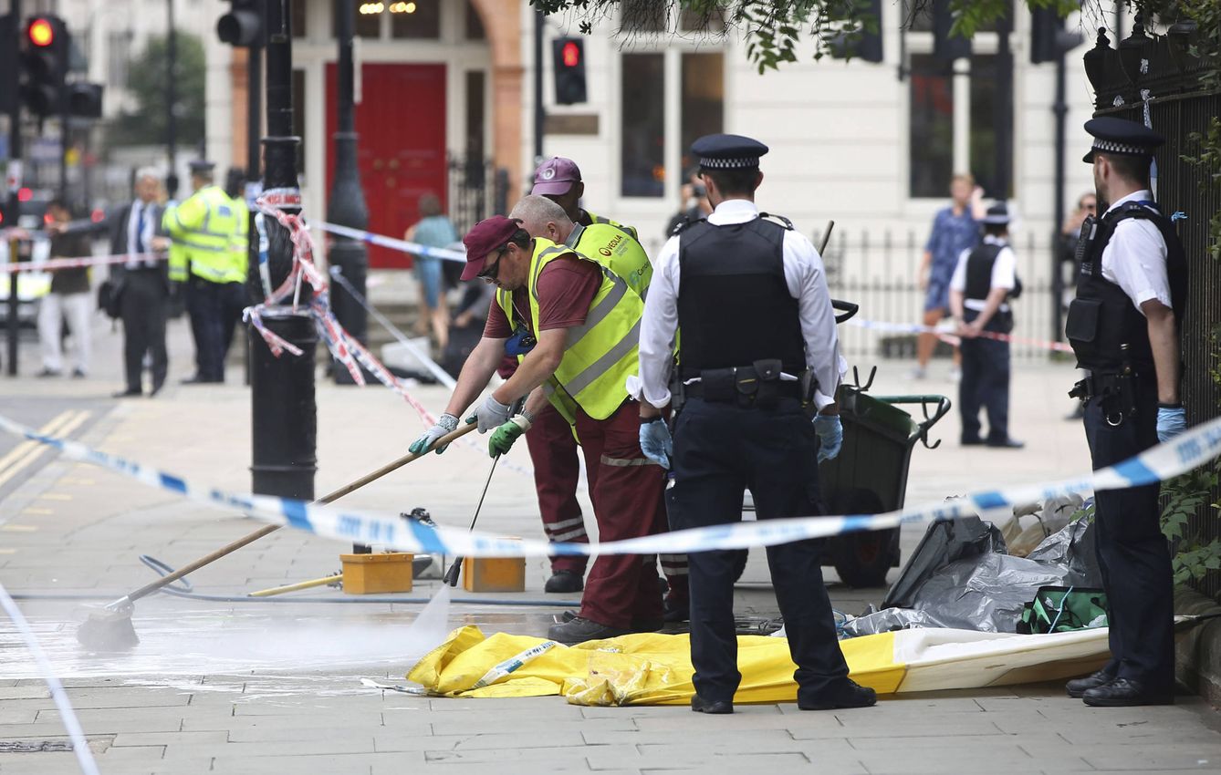 Agentes de policía tras el ataque en Russell Square, en Londres, el 4 de agosto de 2016 (Reuters). 