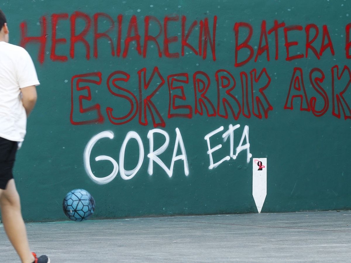 Foto: Una pintada en el frontón de Hernani donde se lee "Siempre con el pueblo. Muchas gracias. Gora ETA". (EFE/Javier Etxezarreta)