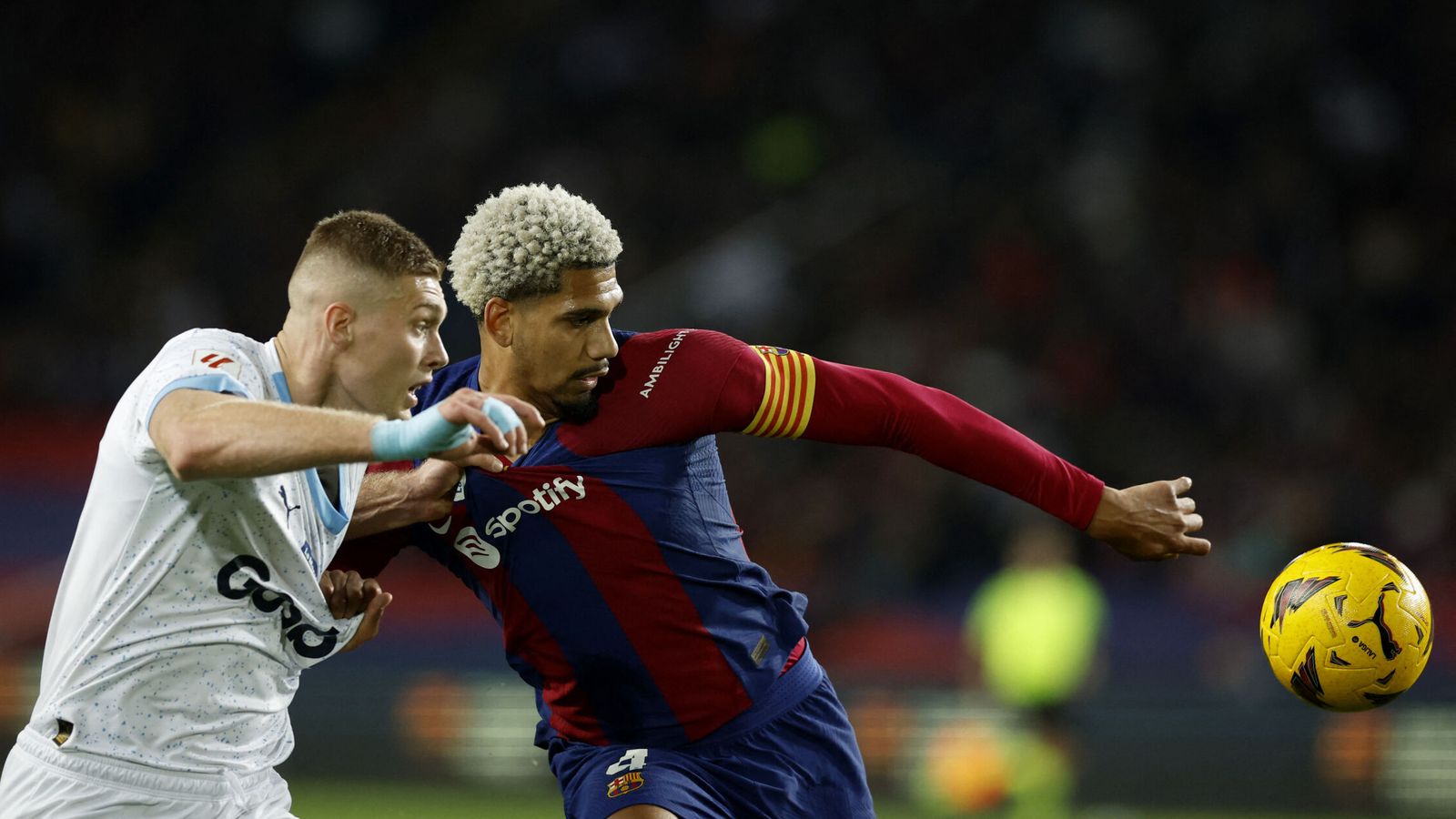 Araújo está viviendo su peor momento en el Barça. (Reuters/Albert Gea)