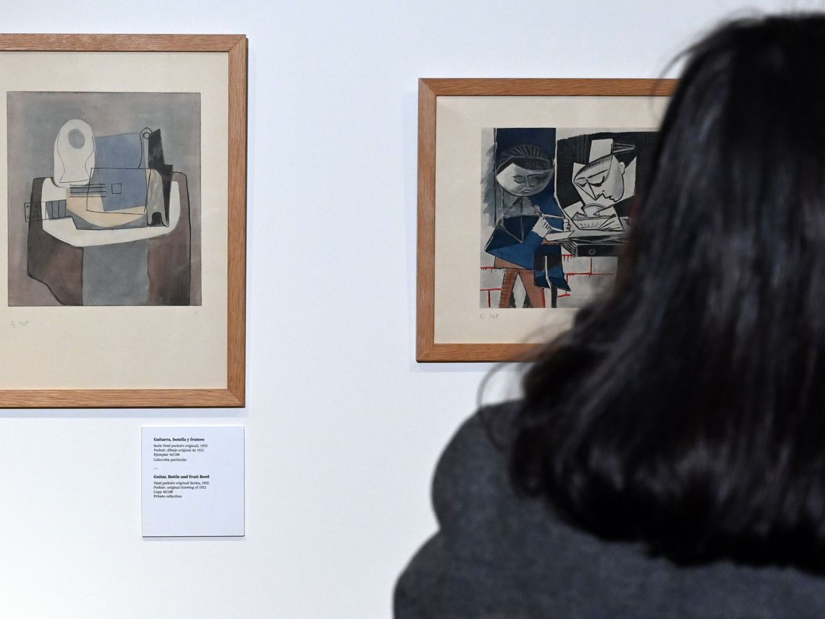 Foto: Una chica observando dos cuadros de Picasso. (EFE/J. Casares)
