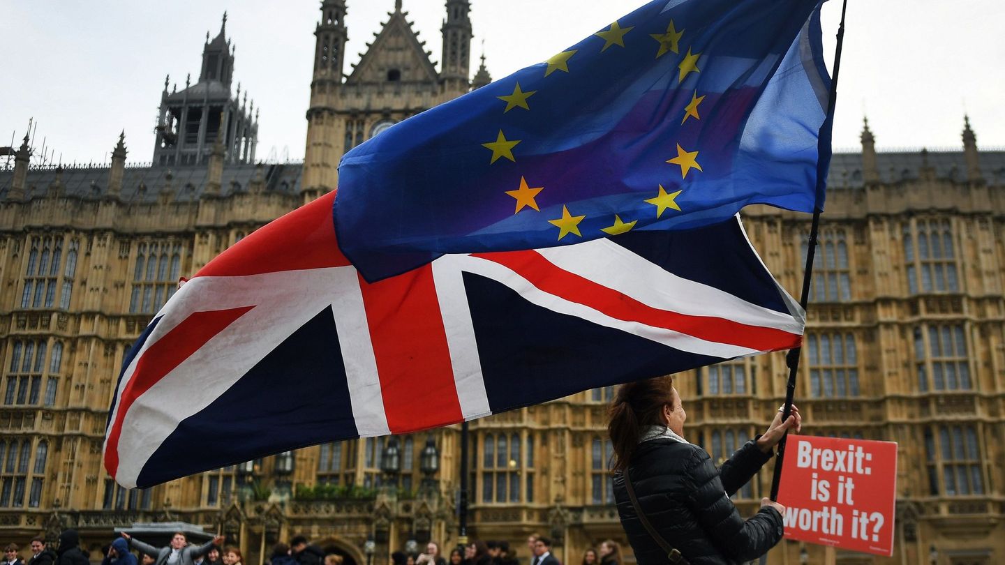 Activistas proeuropeos se manifiestan delante del Parlamento en Londres, Reino Unido. (EFE)