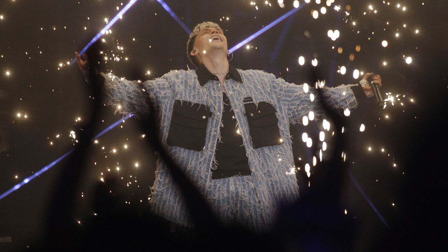 El cantante Almácor interpreta 'Brillos platino' durante la segunda semifinal del Benidorm Fest. (EFE/Morell) 