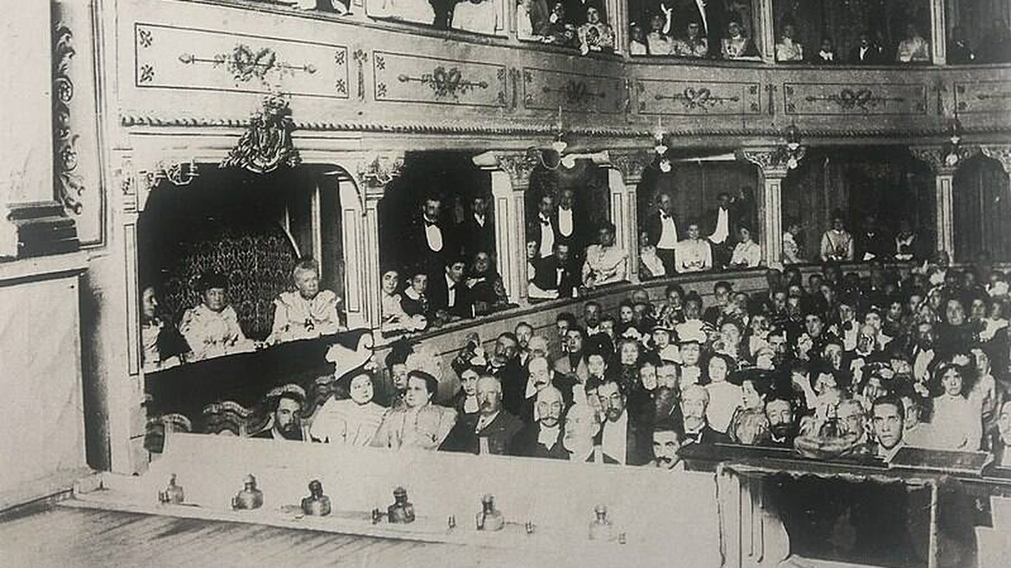 Imagen del público del Teatro La Granja de San Ildefonso, en el año 1900. (Wikipedia)