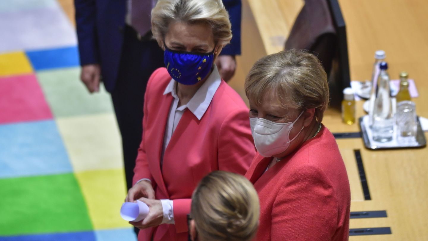 La presidenta de la Comisión Europea y la canciller alemana durante el último Consejo Europeo. (Reuters)