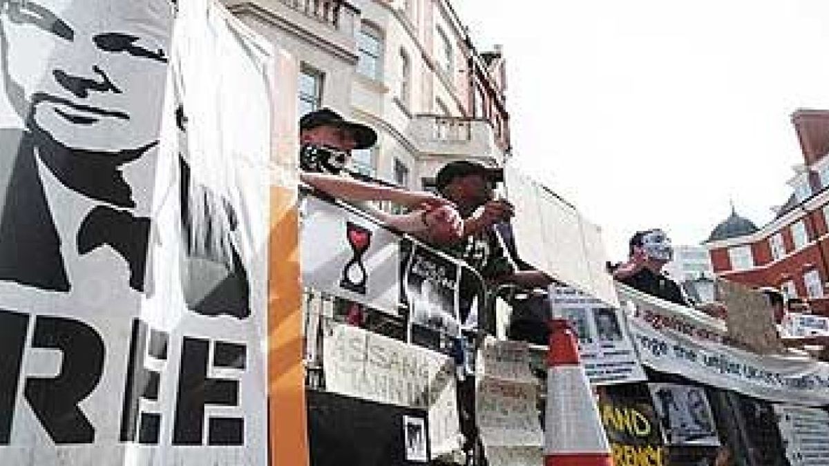 Anonymous ataca webs del Gobierno británico para apoyar a Assange