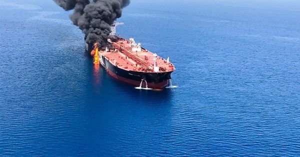 Foto: El buque petrolero noruego Front Altair en llamas, este jueves en el golfo de Omán (Omán).