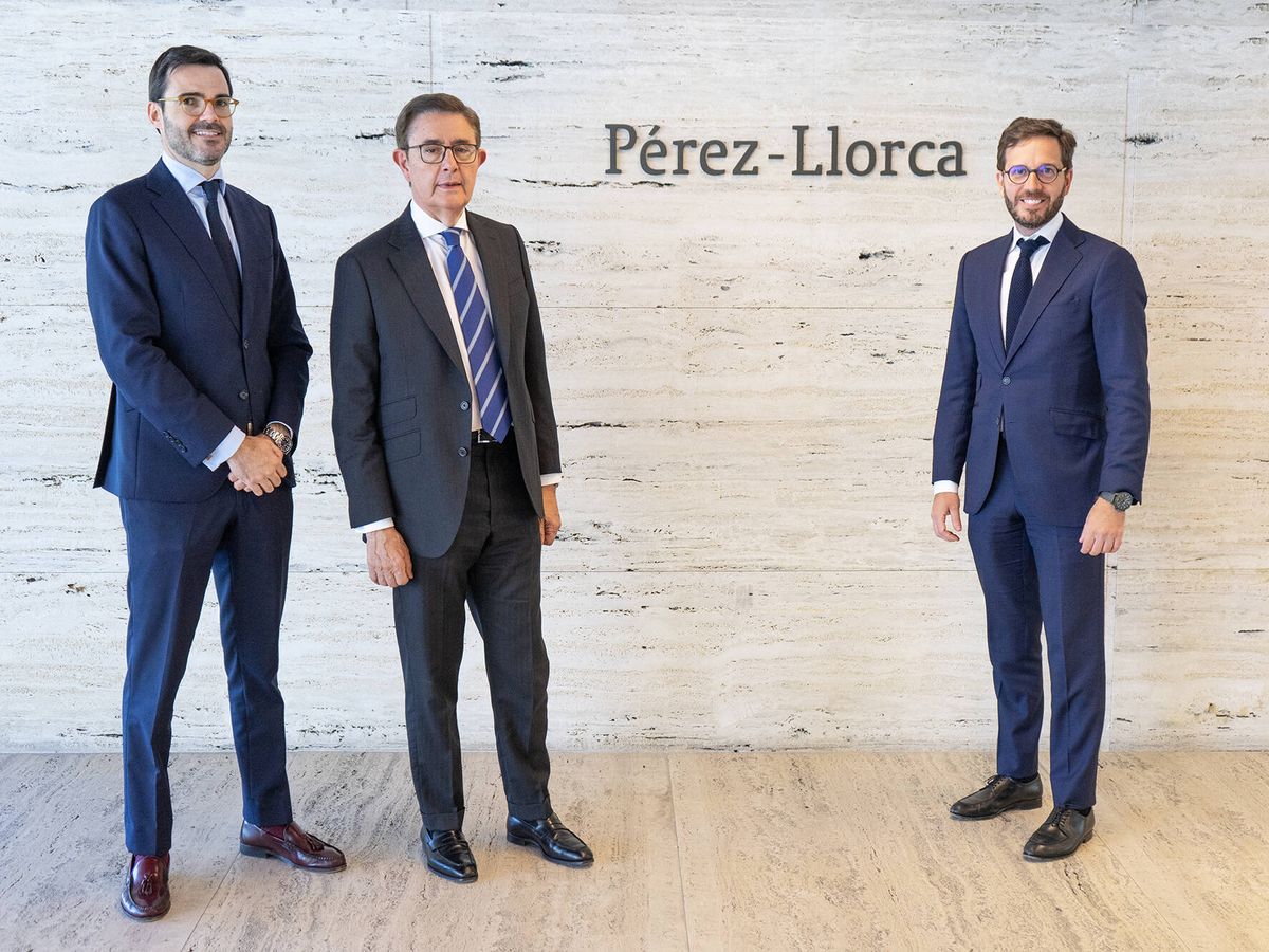 Foto: De izquierda a derecha: Antonio Ruiz, Felipe Alonso y Javier Povo, respectivamente, 'senior tax counsel', 'of counsel' y socio de Pérez-Llorca.