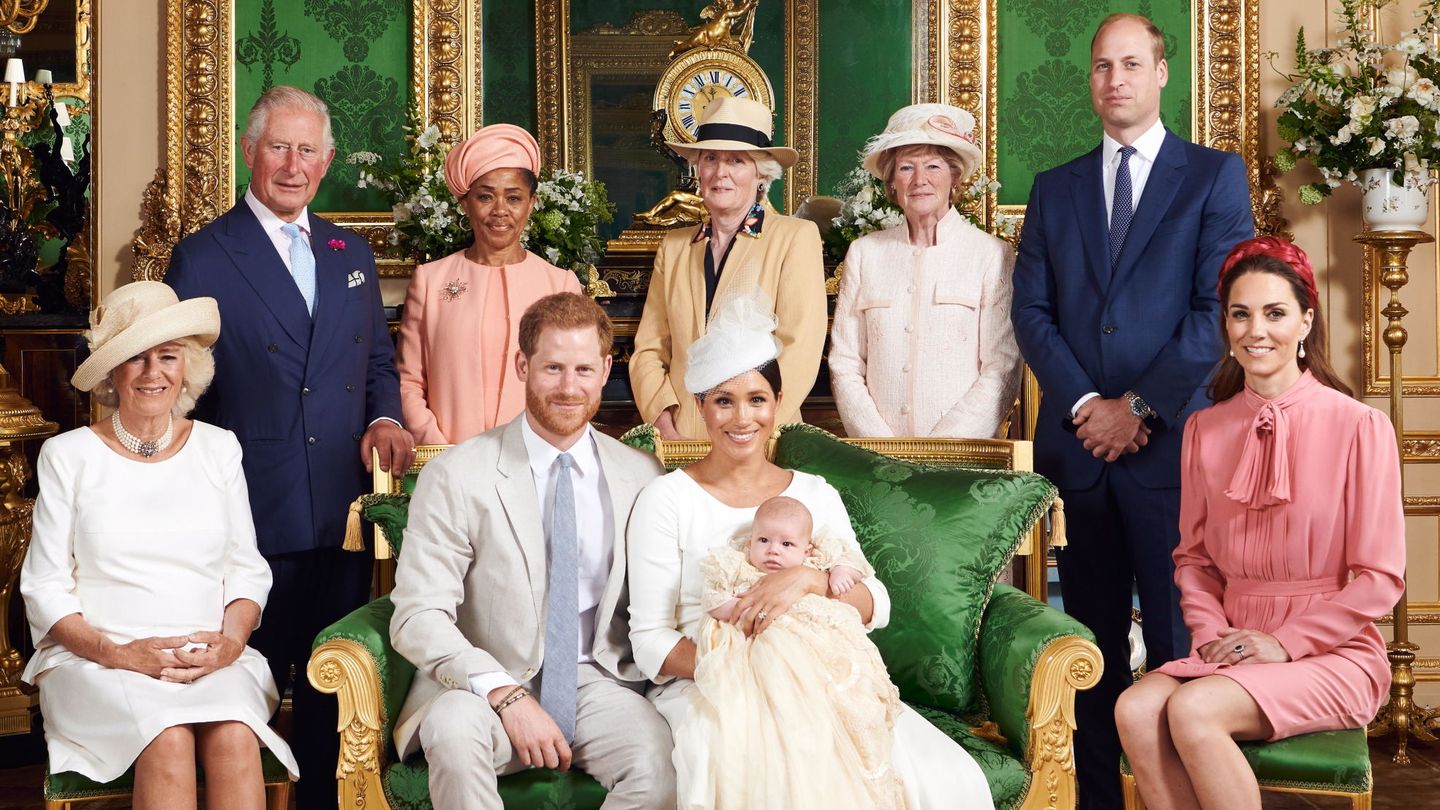 Foto oficial de los Sussex, con su familia en Reino Unido presentando a Archie. (EFE)