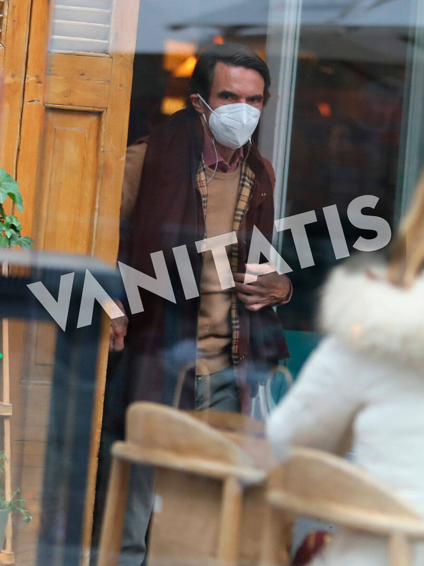 José María Aznar, en la puerta del restaurante. (Clipper)