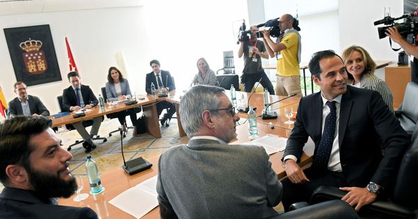 Foto: Los equipos negociadores de PP y Ciudadanos, en su reunión del viernes en la Asamblea de Madrid. (EFE)