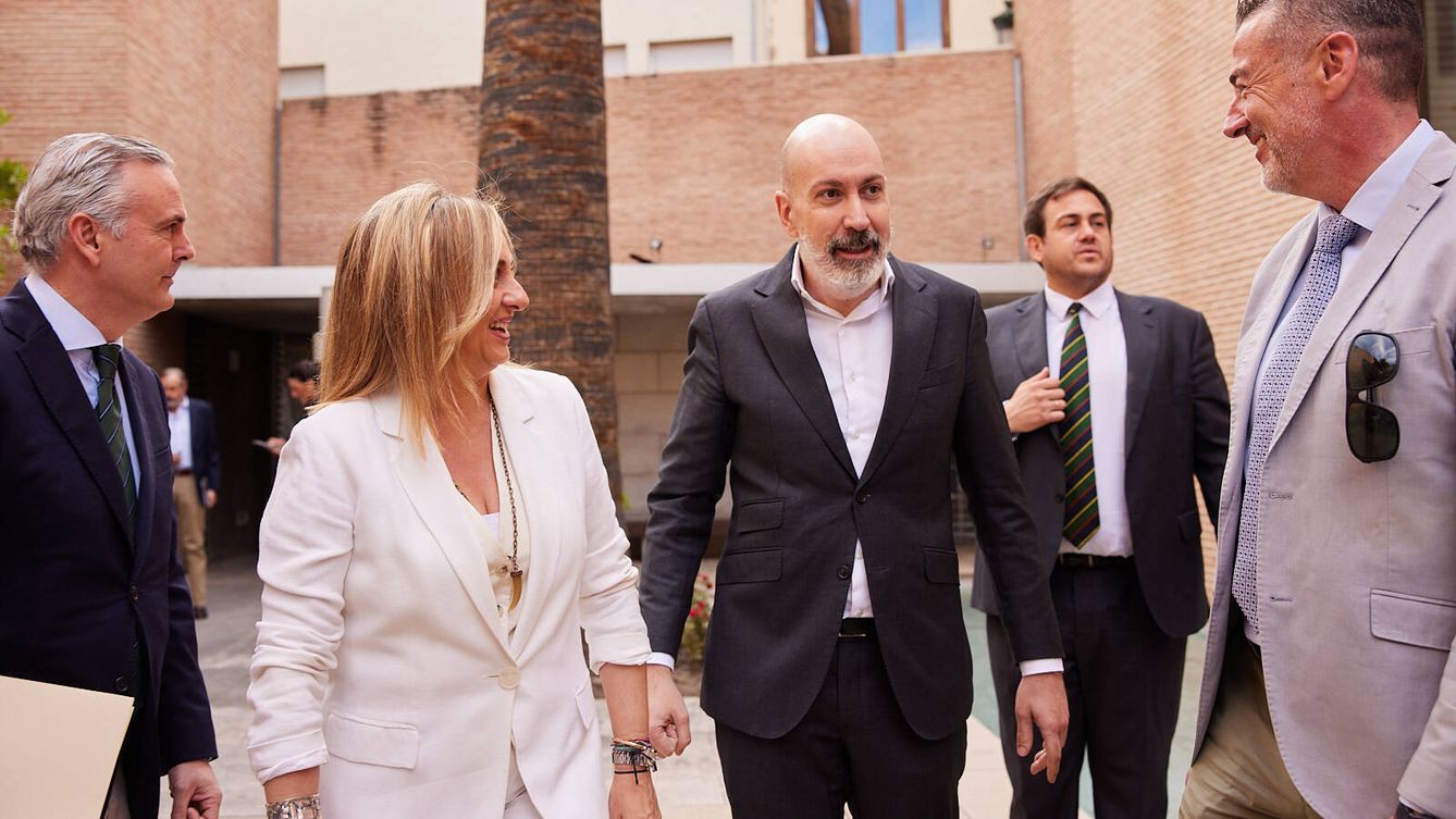 Marifrán Carazo, alcaldesa de Granada, junto a Nacho Cardero, director de El Confidencial, a su llegada al foro.