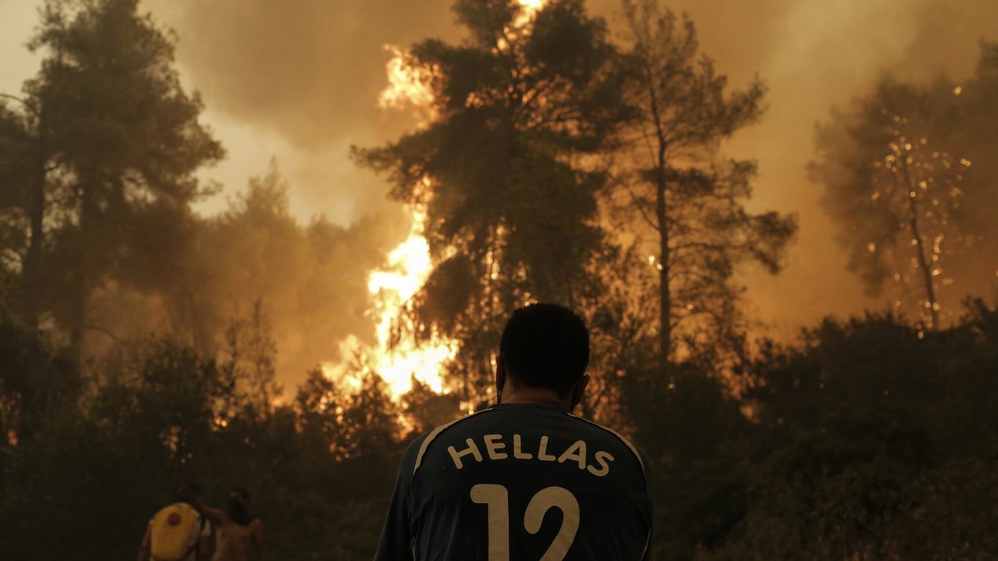 El fuego esta arrasando los bosques de Grecia. (EFE) 