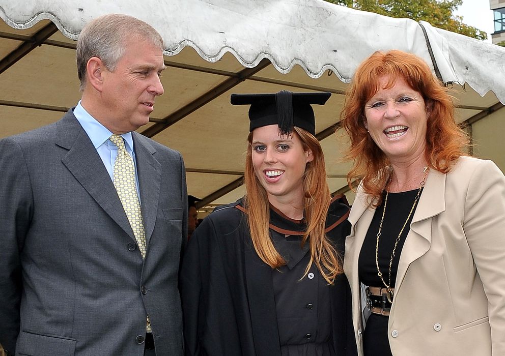 Foto: El príncipe Andres y Sarah Ferguson en la graduación de su hija Beatriz en 2011. (I.C.)